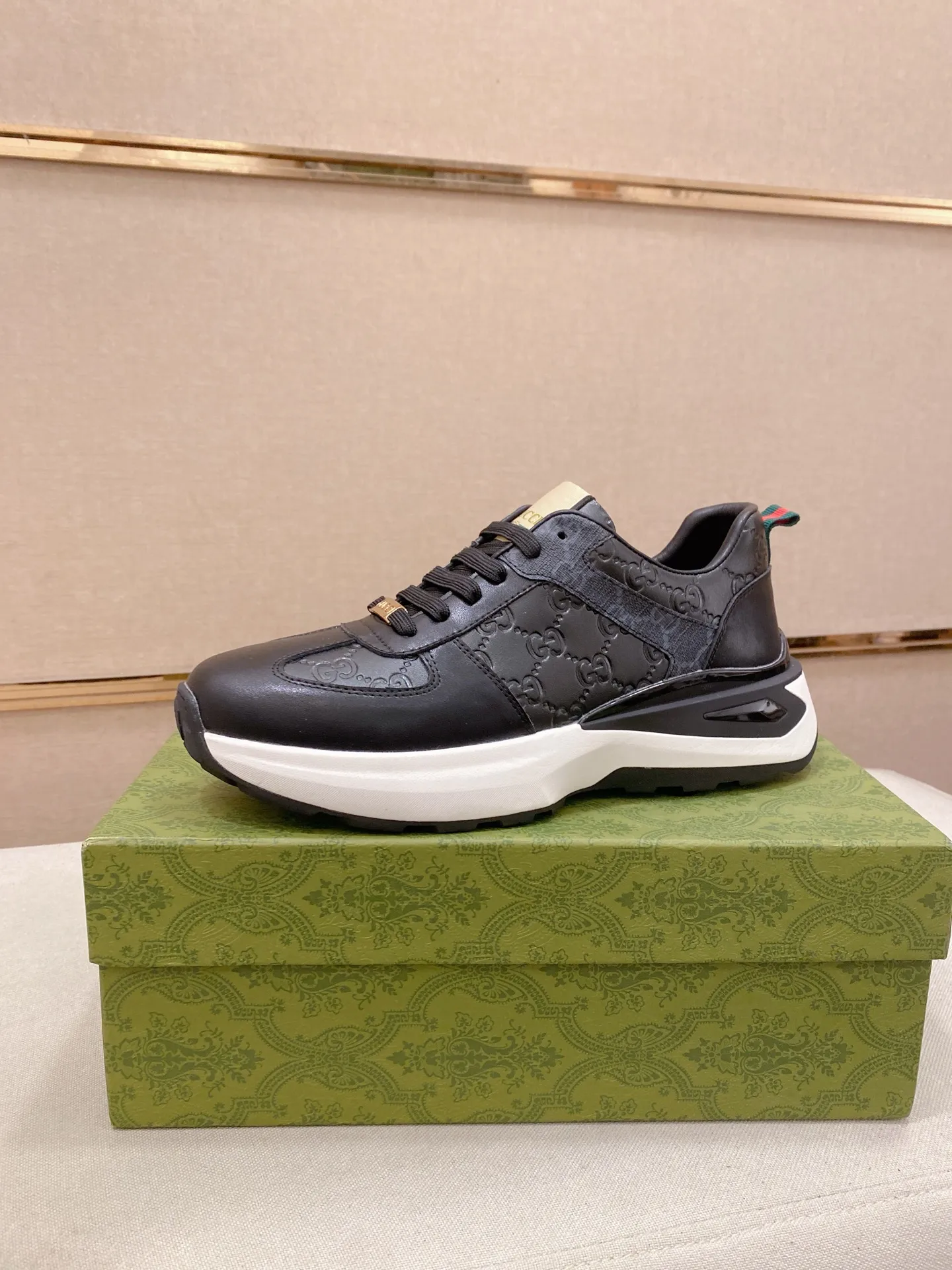 Factory price 442 men's shoes 💰New GUCCI (Gucci) counters are on the market at the same time, new men's shoes, 😘fabrics are selected imported cowhide, lining: sheepskin lining. 👍🏿 High-end ☄️ air-cushion molded anti-slip rubber outsole, exquisite lines, simple and elegant, comfortable and high-end for leisure travel. Code number: 38 to 44 (45 can be customized and cannot be returned or exchanged)